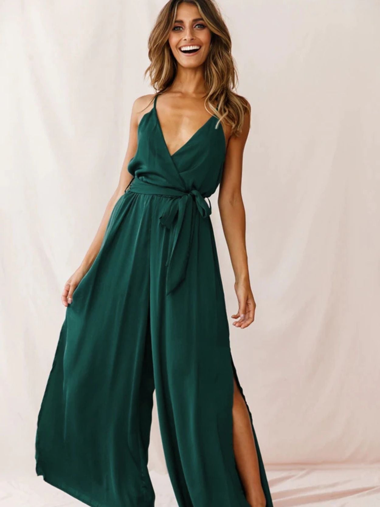 Macacão Cayman com Decote V e Fenda Lateral