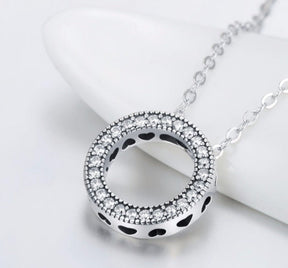 Colar em Prata 925 Circulo Cravejado Corações